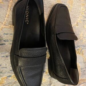 Vionic pebbled leather Selah black loafers size 10 barely worn